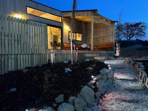 Alpine Chalet views fire pit central cosy — 4-Star Luxury Hotel in Wanaka, New Zealand