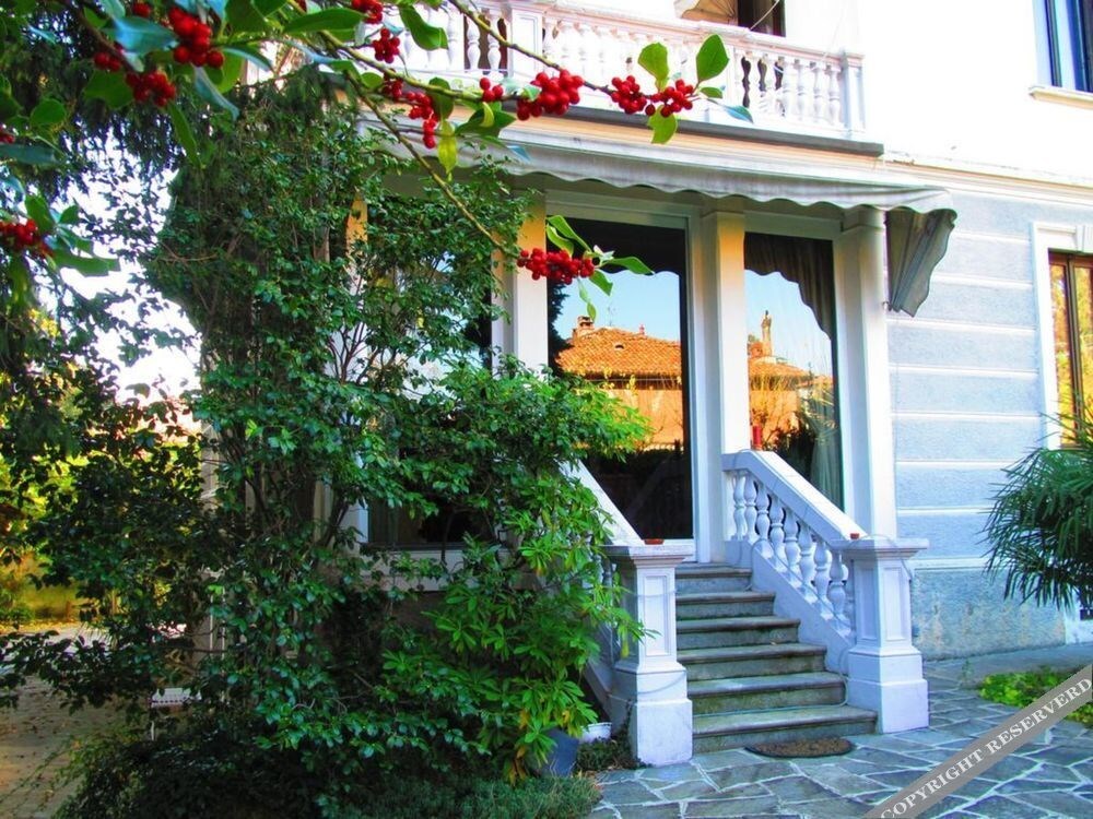 B&B Villa Adriana Varese Camere E Appartamenti — 4-Star Luxury Hotel in Varese, Italy