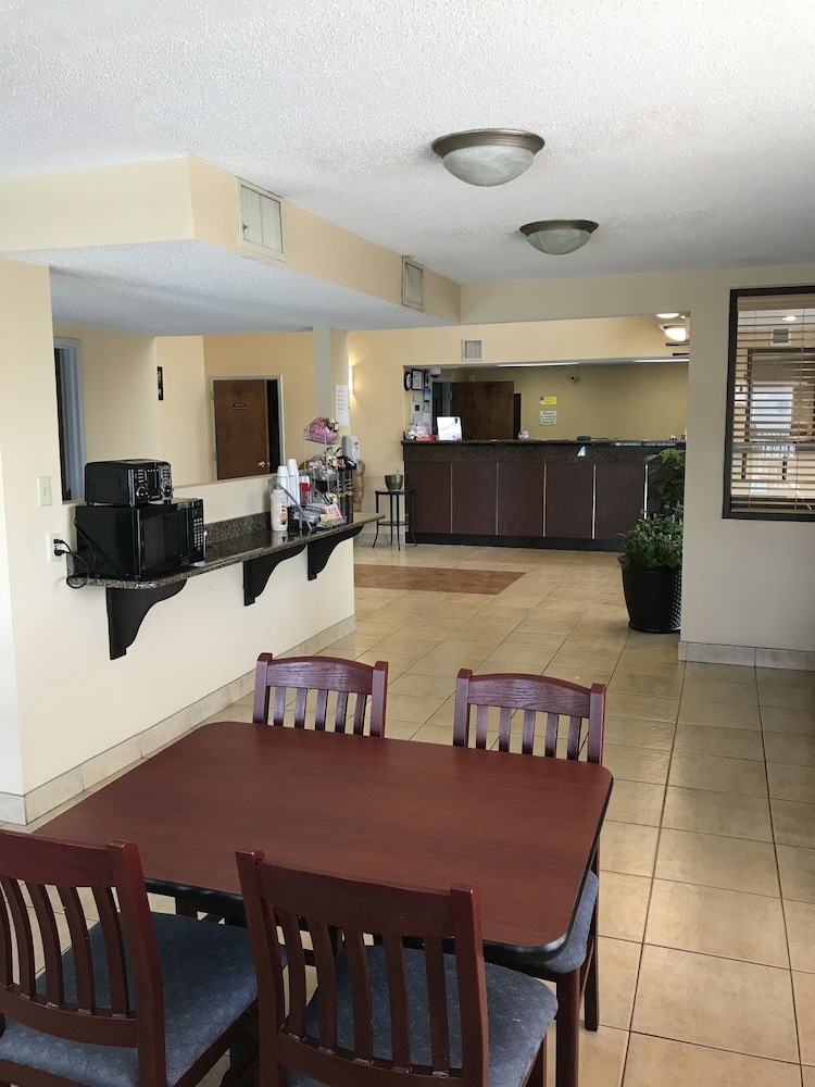 Carolina Inn & Suites of Lake Norman - photo 2