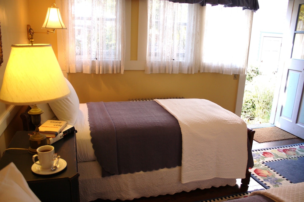 The Oak Bluffs Inn - photo 6