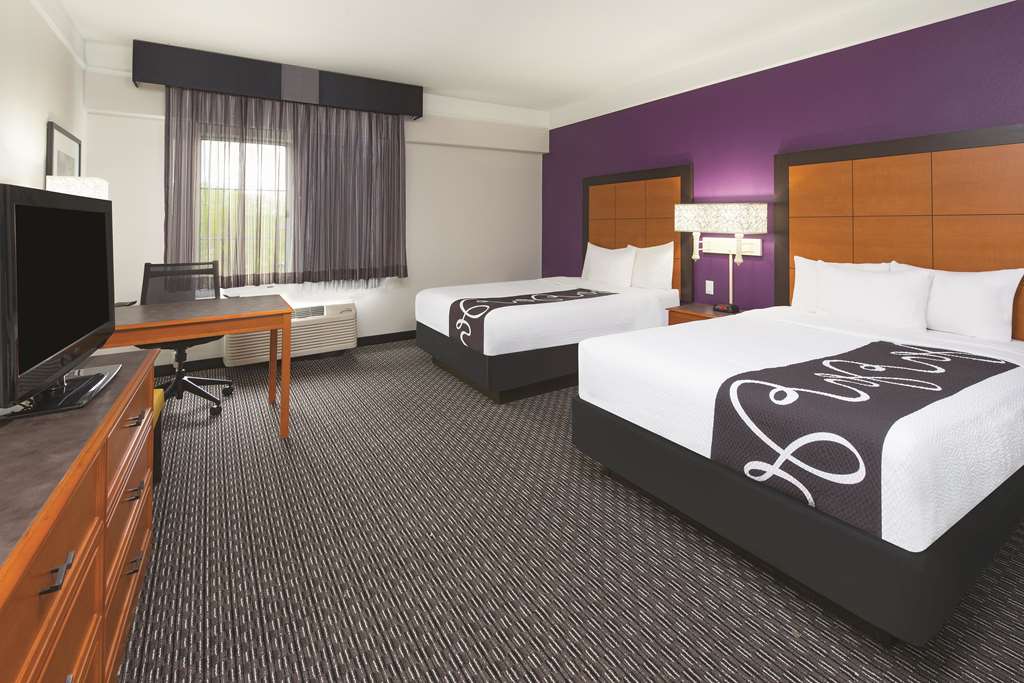 La Quinta Inn & Suites by Wyndham Miami Airport East - photo 26