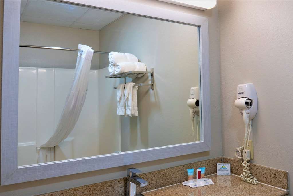 Days Inn & Suites by Wyndham Savannah North I 95 - photo 19