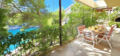 Beach Front Villa Garden Quiet Bay Boat Mooring Villa Bleu Mer — 4-Star Luxury Hotel in Milna, Croatia