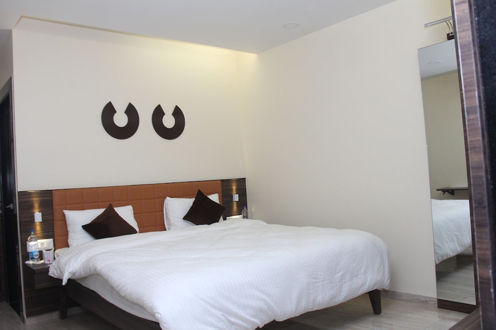 Gd Hotel — Navsari