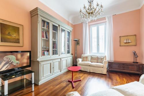 GuestHost Stibbert & Statuto Elegant Flat with Balcony — 4-Star Luxury Hotel in Florence, Italy