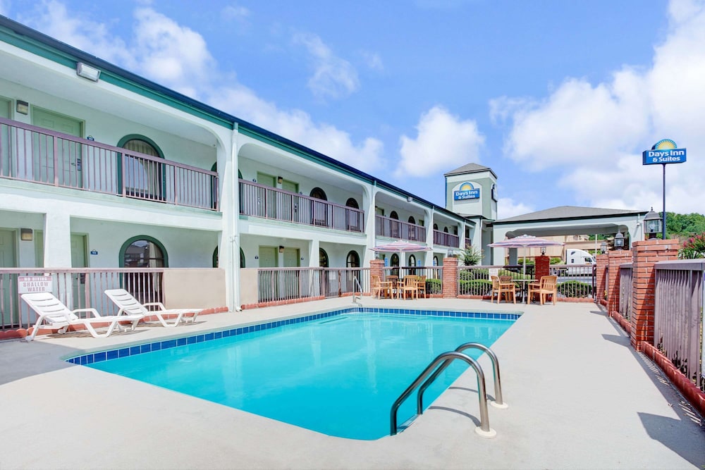 Days Inn & Suites by Wyndham Stockbridge South Atlanta - photo 13