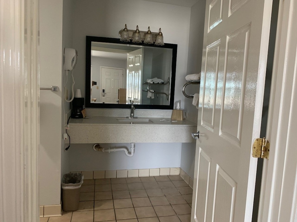 Key West Inn Childersburg - photo 23