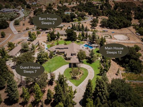The Oaktree Estate by Fieldtrip 7 Acre Private Resort with Lake Pool Vineyard — hotel in Lake Elsinore