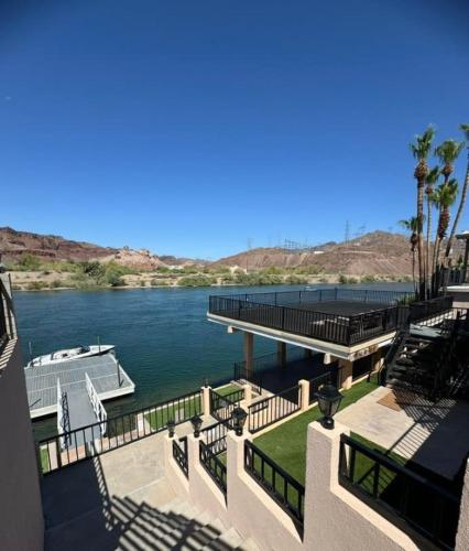 Cliff Hanger River access with dock in Parker, United States