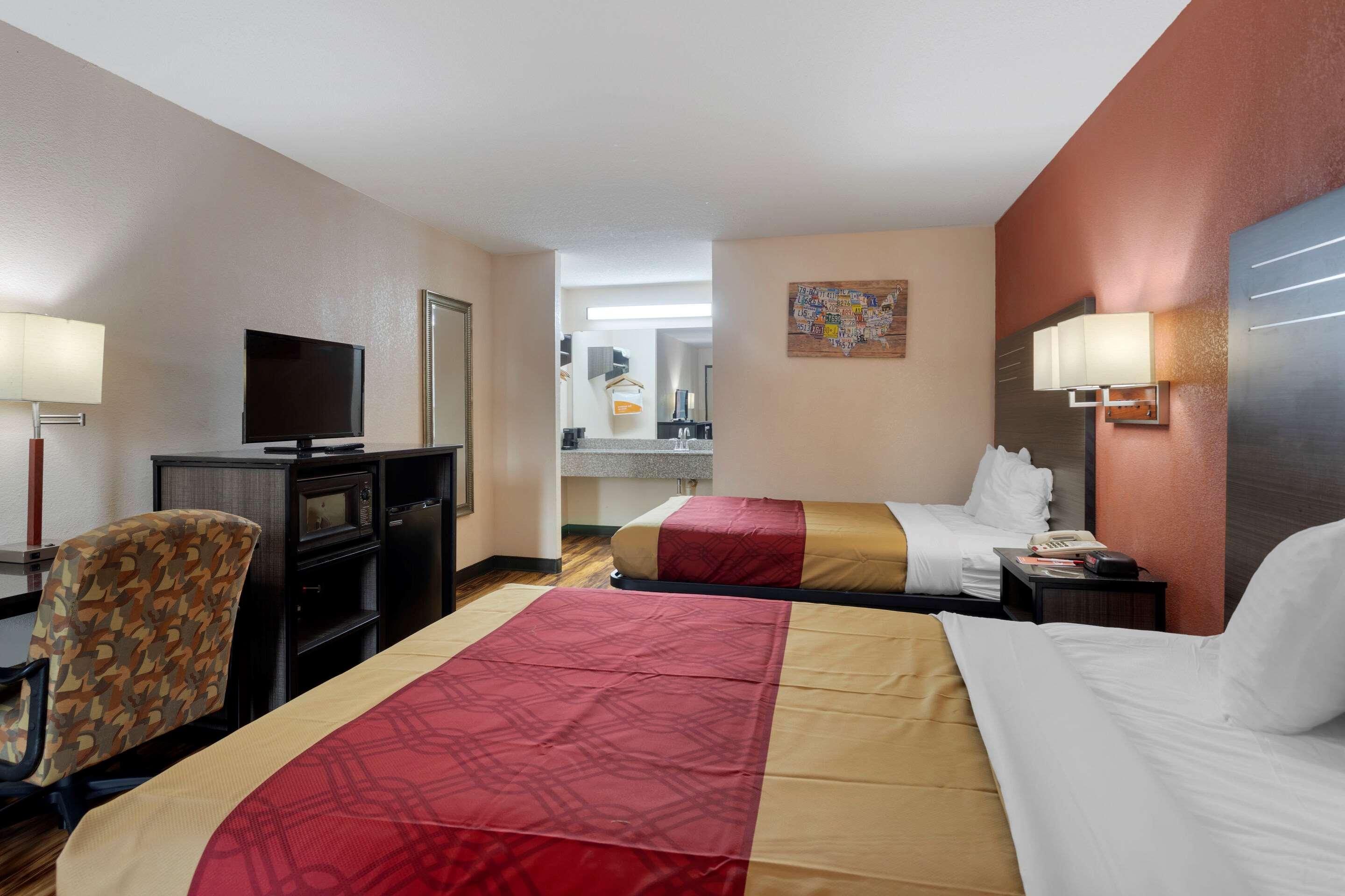 Econo Lodge Madison Airport - photo 19
