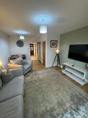 Church Court 2 Bed 55 Inch SKY TV Northampton Parking Contractor Accommodation — 4-Star Luxury Hotel in Earls Barton, United Kingdom