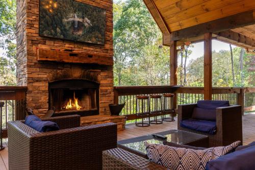 NEW BUILD Toccoa River Mist Riverfront Property w Hot Tub Firepit More in Blue Ridge, United States