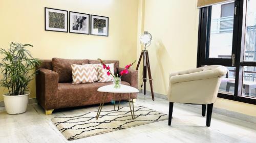 Bluo Classic 2 Bhk Dlf Golf Course Balcony Lift pet-friendly hotel Gurgaon