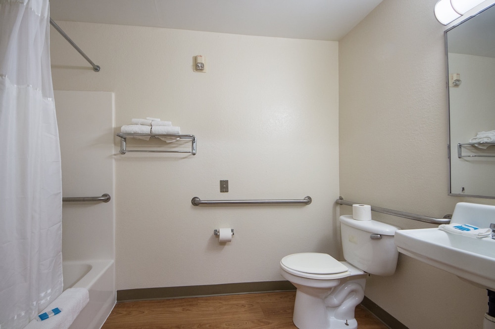 HomeTowne Studios by Red Roof Dallas Irving - photo 17