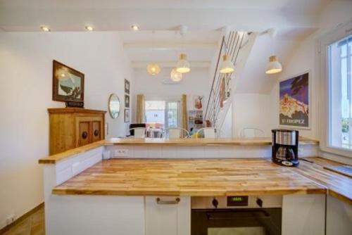 TrA s bel appartement ClimatisAc Terrasse et Vue Mer — 4-Star Luxury Hotel in Bandol, France