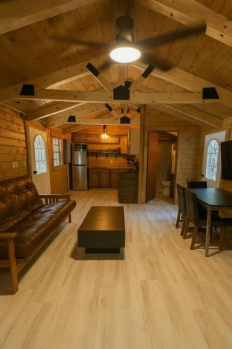 Hana Cabin sleeps 5 near Windrock general store pet-friendly hotel Oliver Springs