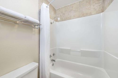 Days Inn by Wyndham Bryan College Station - photo 2