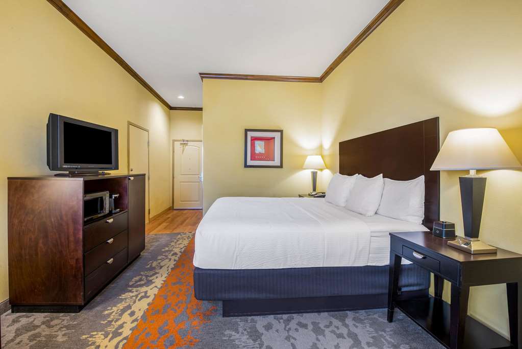 La Quinta Inn & Suites by Wyndham Eastland - photo 32