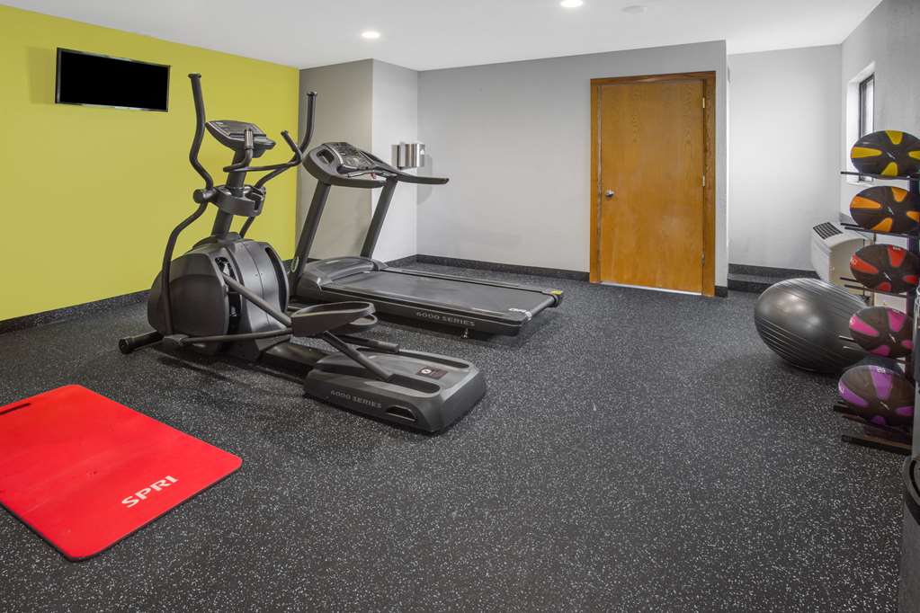 Days Inn by Wyndham Le Roy Bloomington Southeast - photo 4