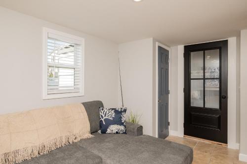 Sawyers Shore Shack by Oak Island Accommodations - photo 28