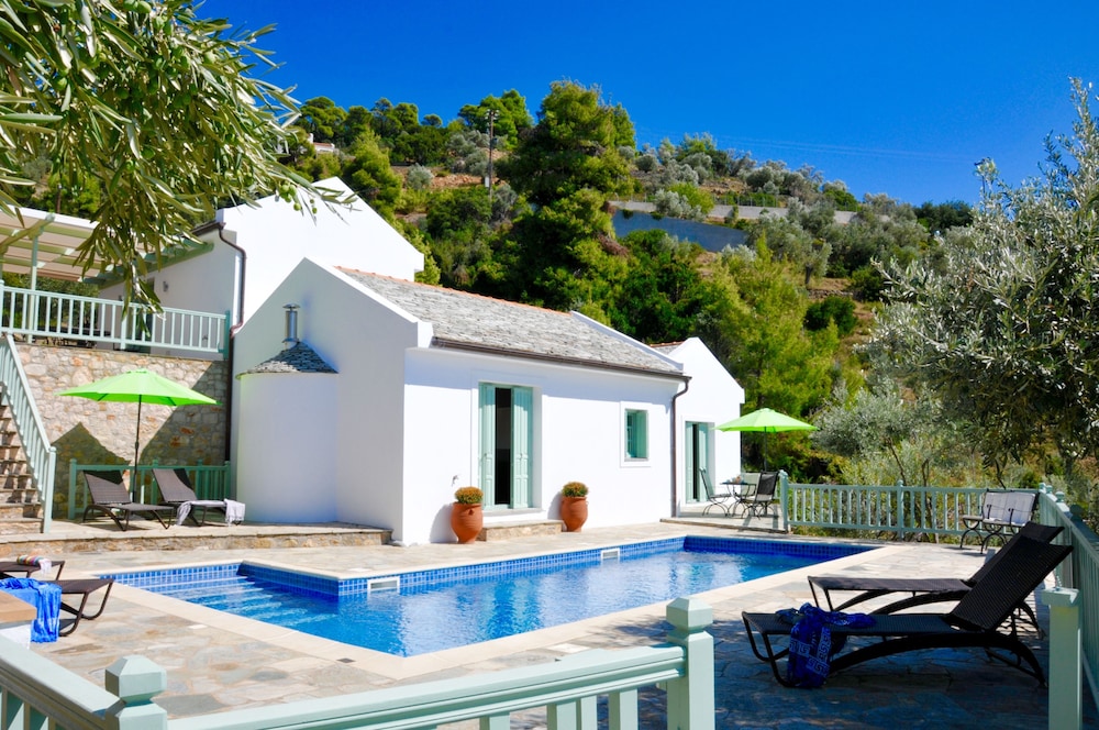 Aquilo Villa — 4-Star Luxury Hotel in Patitirion, Greece