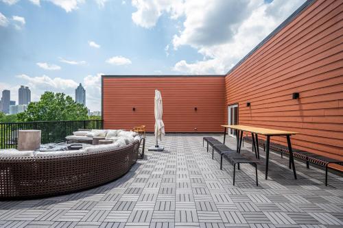 ATL Downtown New Built Roof top balcony City View 525Pkwy412 in Atlanta, United States
