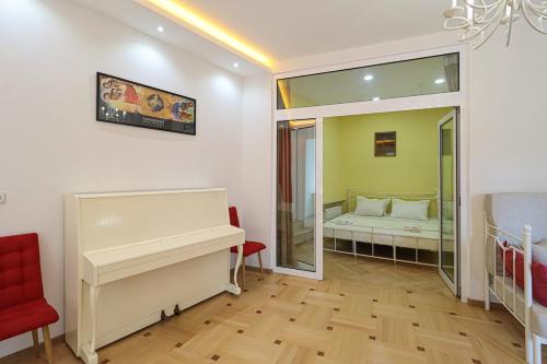 Unique 3 Apt Combo for 6 Guests by Wehost