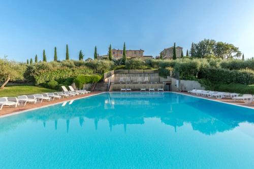 AffittiBreviSiena Palazzo Monaci La Torre Appartamento con piscina nelle crete Senesi — 4-Star Luxury Hotel in Asciano, Italy