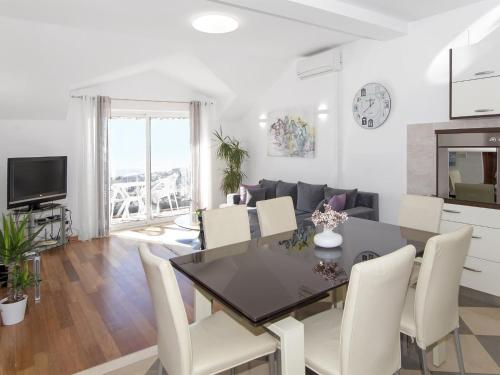 Apartments Isabora Comfort Three Bedroom Apartment with Balcony and Sea View Second Floor
