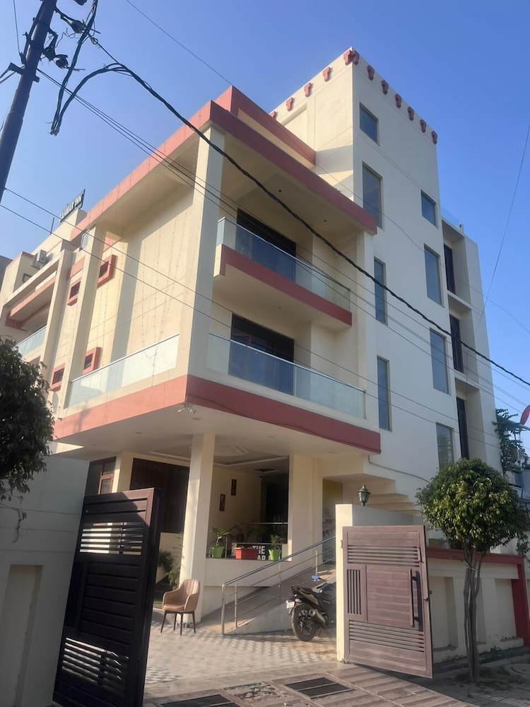Icy White Park View - carbon neutral hotel in Noida