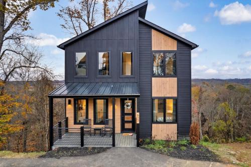 New Haven Luxurious 4Bd 5B Ensuite Cabin with Indoor Pool HotTub Theater and Game Room — 4-Star Luxury Hotel in Sevierville, United States