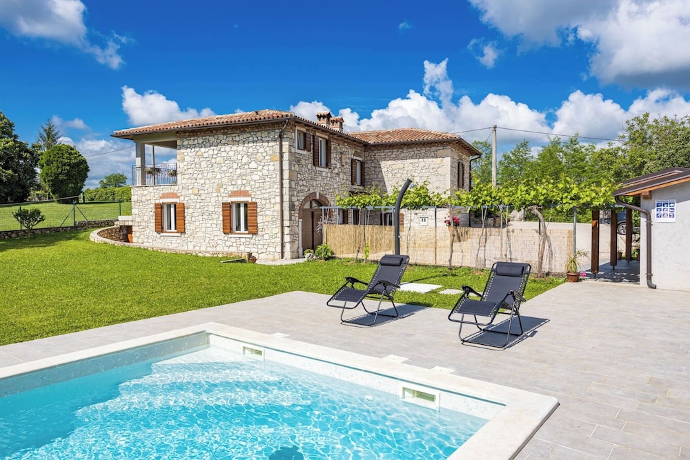 Charming Villa with Pool — 4-Star Luxury Hotel in Nedescina, Croatia