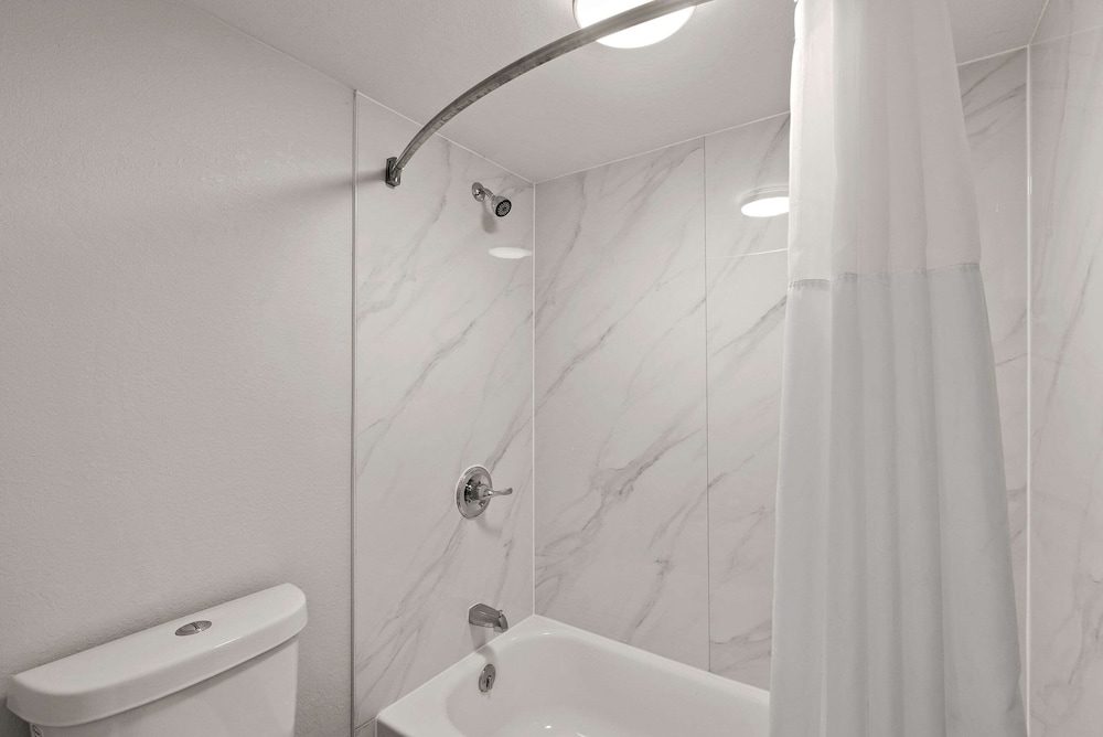 Econo Lodge Commerce - photo 41