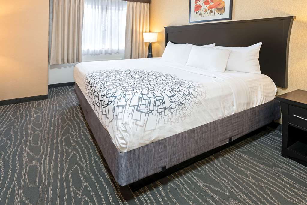 La Quinta Inn & Suites by Wyndham Logan - photo 23