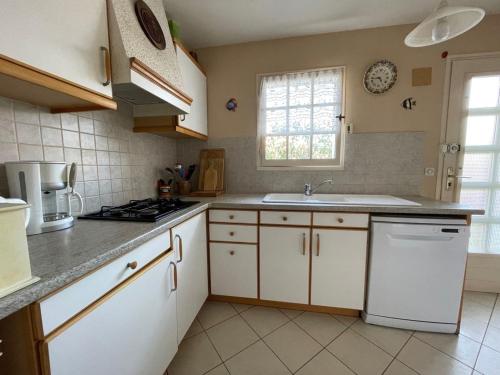 Appartement Jullouville 3 pièces 4 Personnes FR 1 361 91 — 4-Star Luxury Hotel in Jullouville, France
