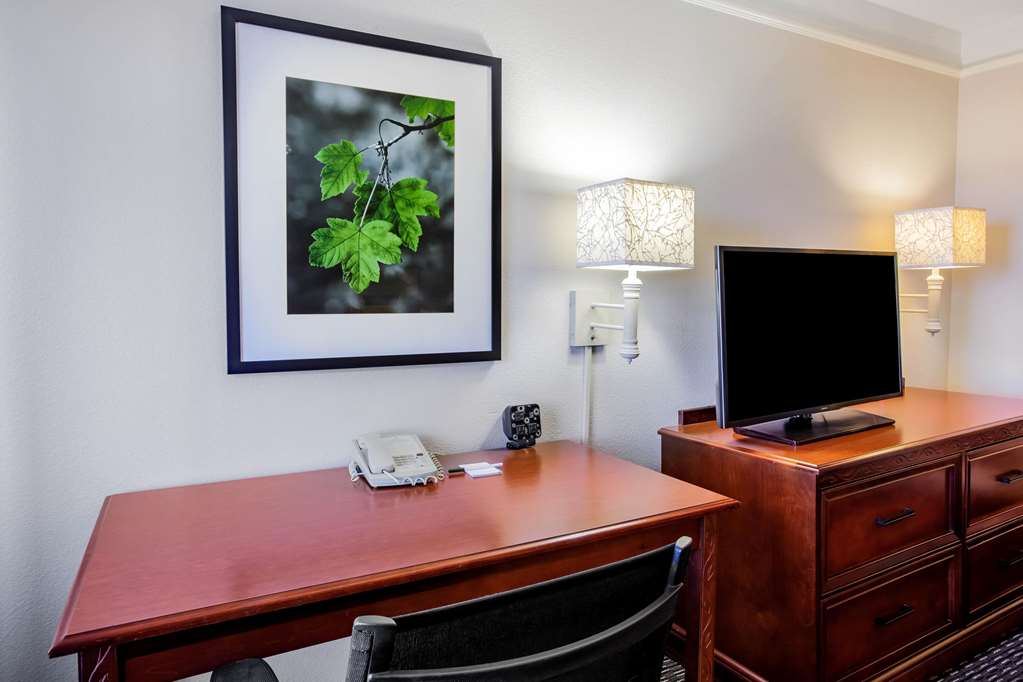 La Quinta Inn & Suites by Wyndham Houston Baytown East - photo 16