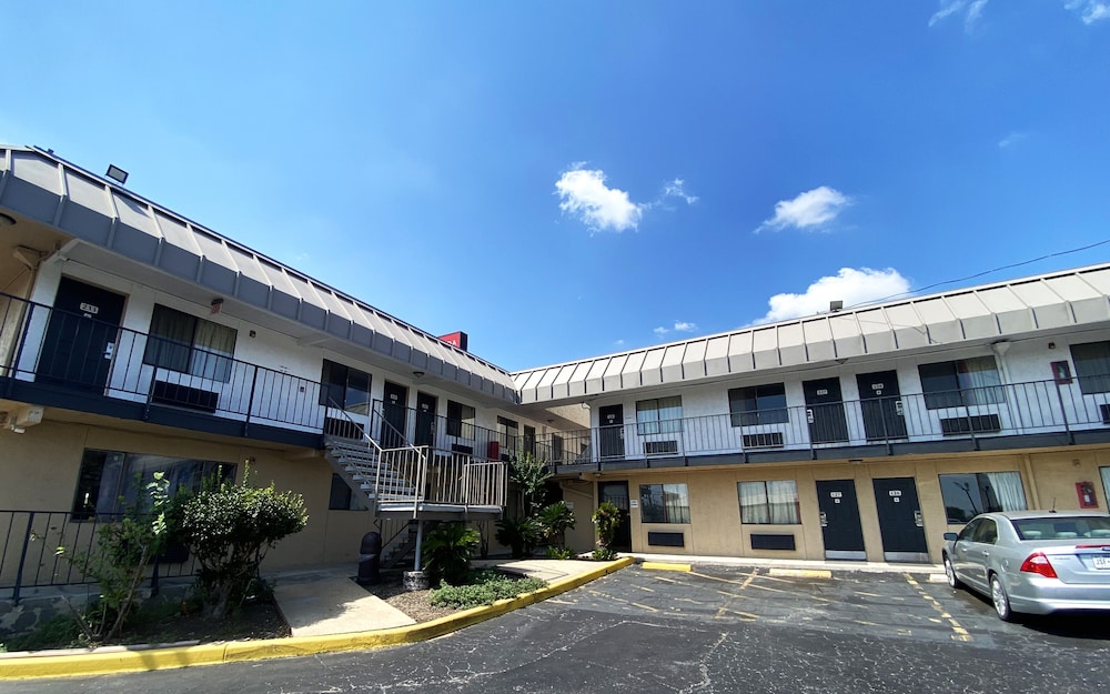Travelodge by Wyndham San Antonio Lackland AFB North - photo 15