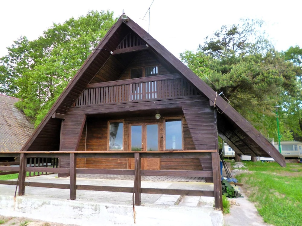 Wooden Chalet by Lake Jamno near the Sea — 4-Star Luxury Hotel in Lazy, Poland
