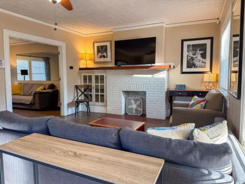 Spacious 3 Bedroom Sleeps 12 with 7 Beds plus Parking — 4-Star Luxury Hotel in Dayton, United States