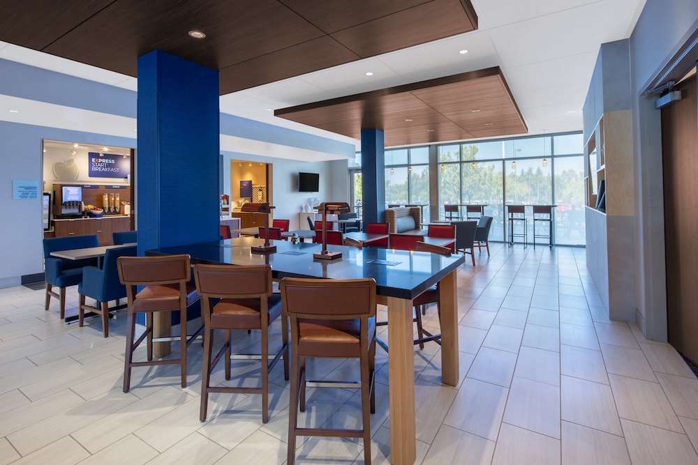 Holiday Inn Express & Suites Chico by IHG - photo 31