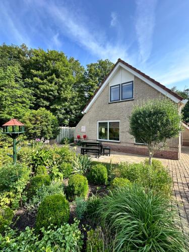 Tulipa Vakantiehuis nabij de bloembollenvelden het meer en strand — hotel in Noordwijkerhout