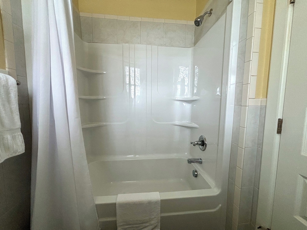 Grand Lux Inn - photo 36