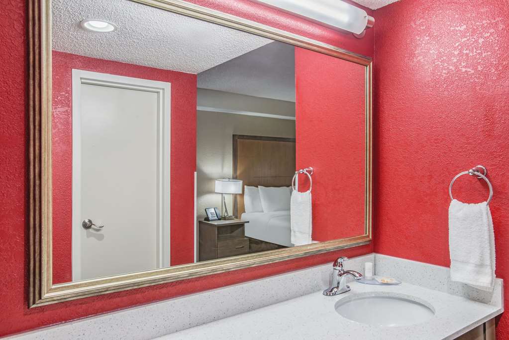 La Quinta Inn & Suites by Wyndham DC Metro Capital Beltway - photo 43
