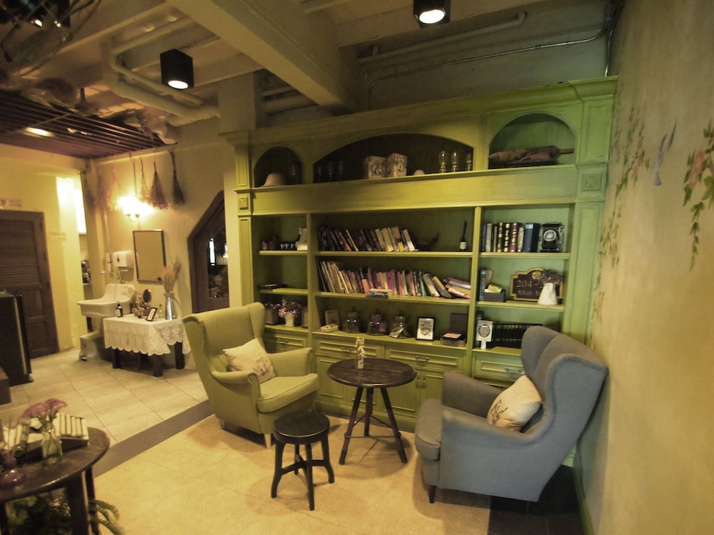Lobby lounge