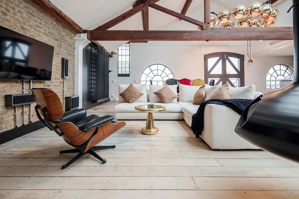 Skyline Water Front Penthouse Apartment — 5-Star Luxury Hotel in London, United Kingdom