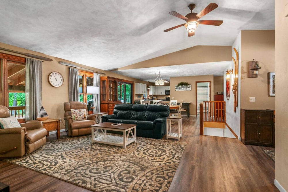 Lakeside Getaway with Hot Tub — hotel in Gaylord