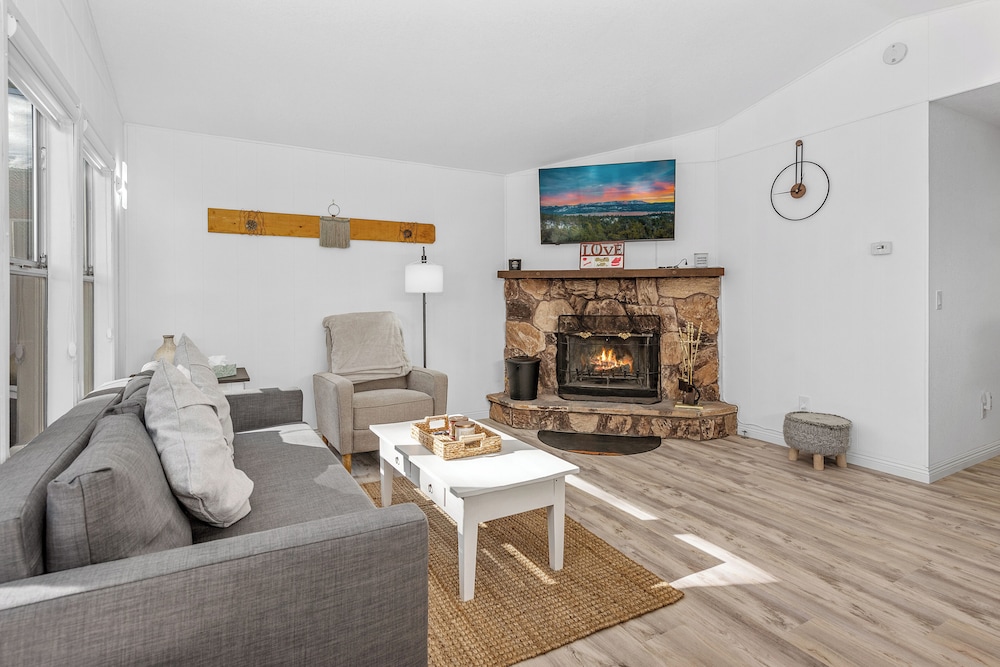 Moonridge Vibes Walk to Bear Mountain Alpine Zoo and Hiking Trails — 4-Star Luxury Hotel in Big Bear Lake, United States