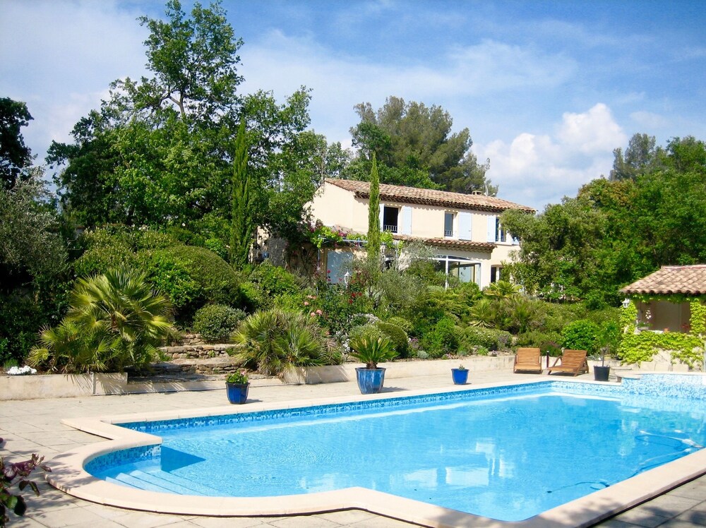 Le Mari Jas - carbon neutral hotel in Peynier