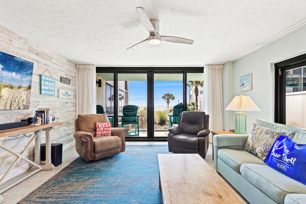 Steps to Paradise: Ground floor 2br 2ba Beachfront Condo Sleeps 8 Gulf Views — 4-Star Luxury Hotel in Panama City Beach, United States