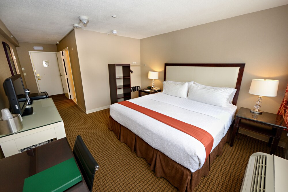 Holiday Inn Hotel & Suites Boston Peabody by IHG - photo 10